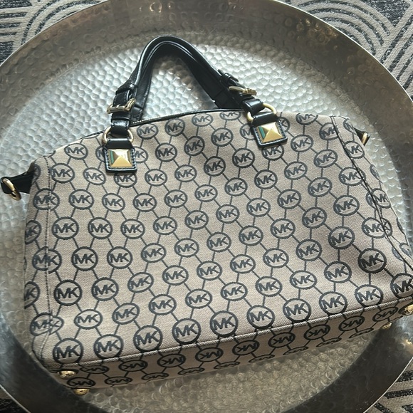 Michael Kors purse great shape - Picture 3 of 4